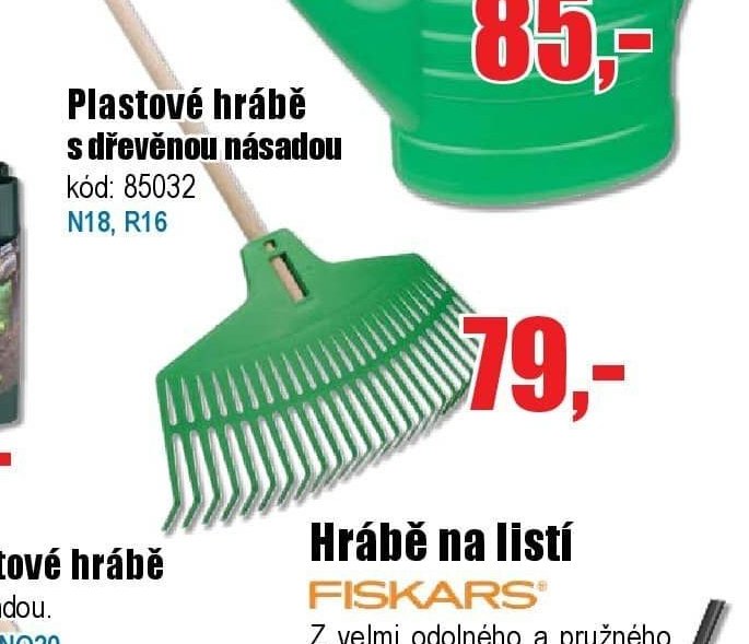 Plastové hrábě s dřevěnou násadou