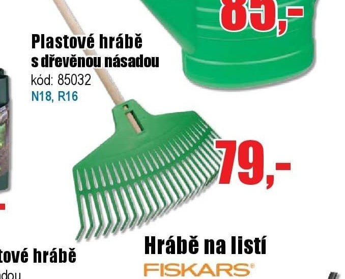 Plastové hrábě s dřevěnou násadou