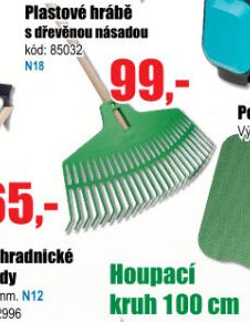 Plastové hrábě s dřevěnou násadou