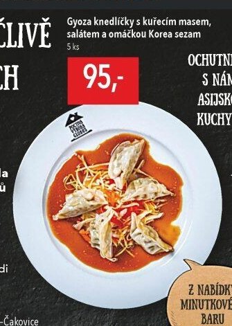 Gyoza knedlíčky s kuřecím masem, salátem a omáčkou Korea sezam