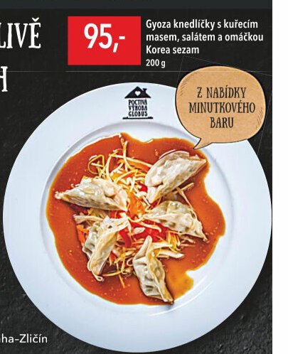 Gyoza knedlíčky s kuřecím masem, salátem a omáčkou Korea sezam