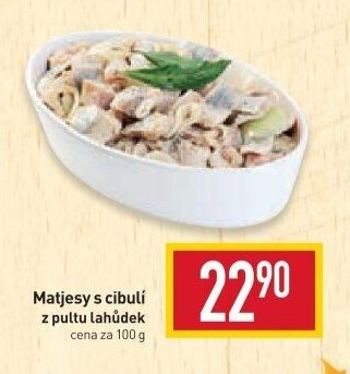 Matjesy s cibulí z pultu lahůdek