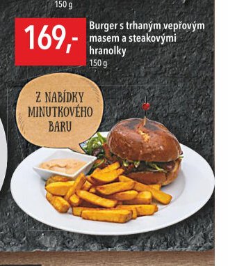 Burger s trhaným vepřovým masem a steakovými hranolky