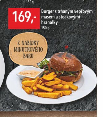 Burger s trhaným vepřovým masem a steakovými hranolky
