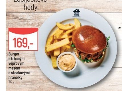 Burger s trhaným vepřovým masem a steakovými hranolky