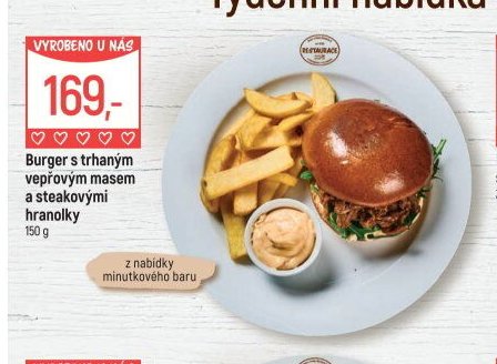 Burger s trhaným vepřovým masem a steakovými hranolky