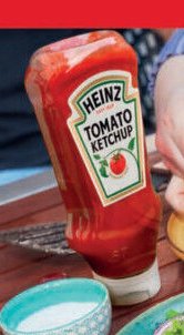 Heinz Tomato Ketchup (v lahvi na stole)