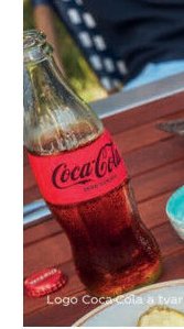 Coca-Cola (v lahvi na stole)