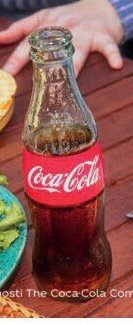 Coca-Cola (v lahvi na stole)