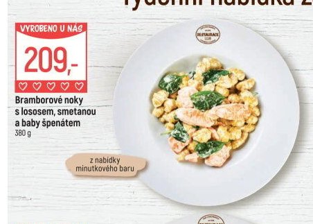 Bramborové noky s lososem, smetanou a baby špenátem
