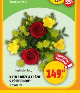 Kytice růže a frézie s přízdobou