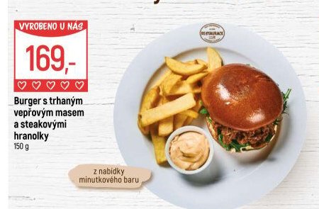 Burger s trhaným vepřovým masem a steakovými hranolky