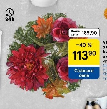 Věnec s umělými květinami a dekorací
