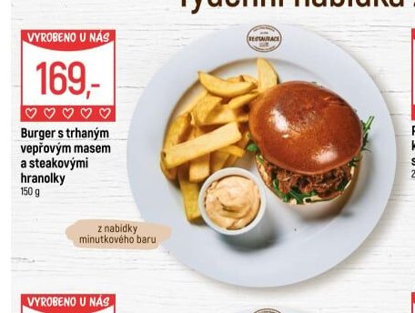 Burger s trhaným vepřovým masem a steakovými hranolky
