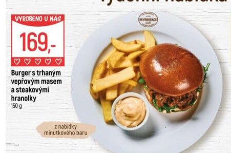 Burger s trhaným vepřovým masem a steakovými hranolky