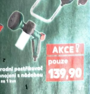 Zahradní postřikovač na hnojení s nádobou