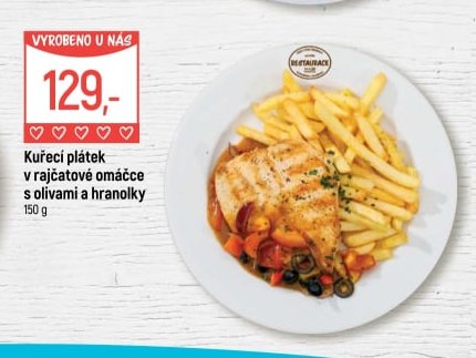 Kuřecí plátek v rajčatové omáčce s olivami a hranolky